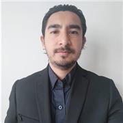 Profesor de Computación e Informática imparte clases a personas de todas las edades